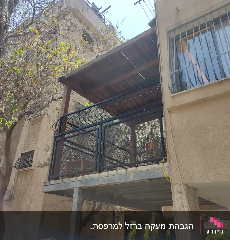 מרפסת עם מסגרת מתכת ומעקה מעוצב